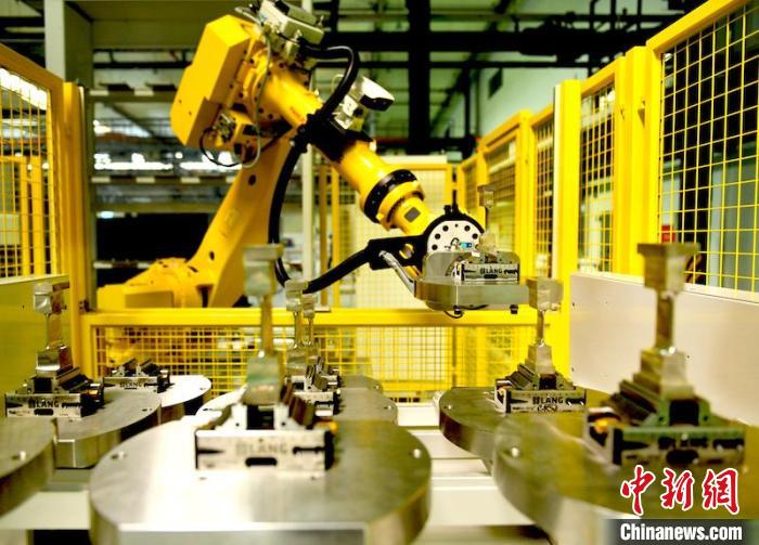 产线机器人放置完工叶片。　刘岗 摄