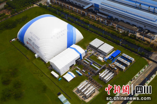 项目像一座蓝白相间的“小山”。尊龙凯时-人生就是搏中国官方网站汽轮机 供图